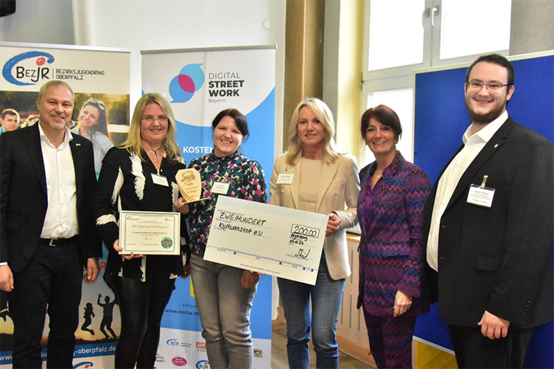 Das Foto zeigt die Preisträger des Jugendarbeitspreises