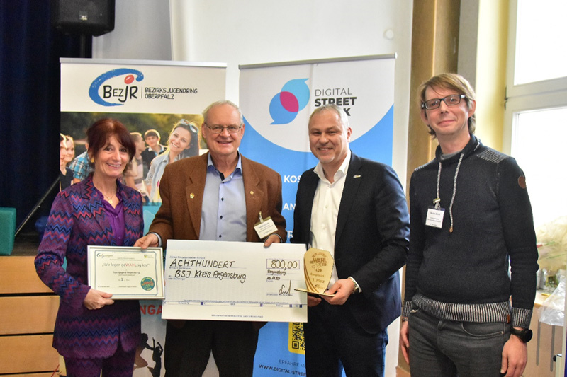 Das Foto zeigt die Preisträger des Jugendarbeitspreises