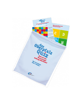 Das Bild zeigt das Spielset des Oberpfalz Quiz in einer hellblauen Tasche. Spielbrett, Spielfiguren und Siegerchips schauen aus dem oberen Bereich heraus.