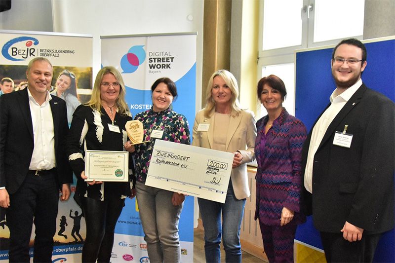 Das Foto zeigt die Preisträger des Jugendarbeitspreises